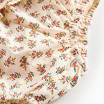 Detaljebillede af bloomers med blomstermønster og flæser