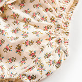 Detaljebillede af bloomers med blomstermønster og flæser