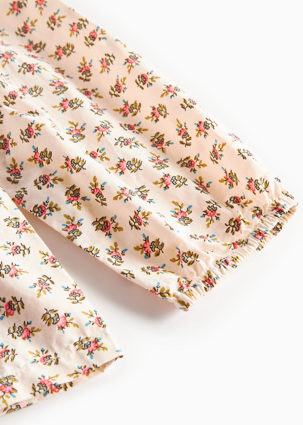 Nærbillede af bluseærme med blomstermønster