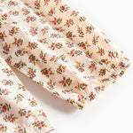 Nærbillede af bluseærme med blomstermønster