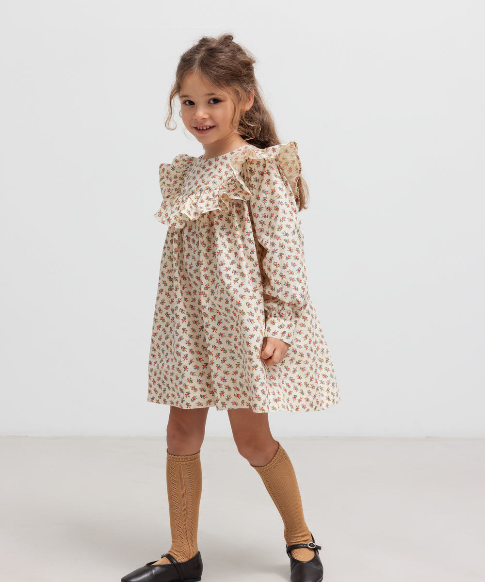 Børn i kjole med blomsterprint og flæser