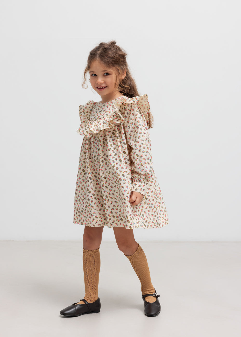 Børn i kjole med blomsterprint og flæser