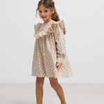 Børn i kjole med blomsterprint og flæser