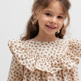 Børn i kjole med blomsterprint og flæser