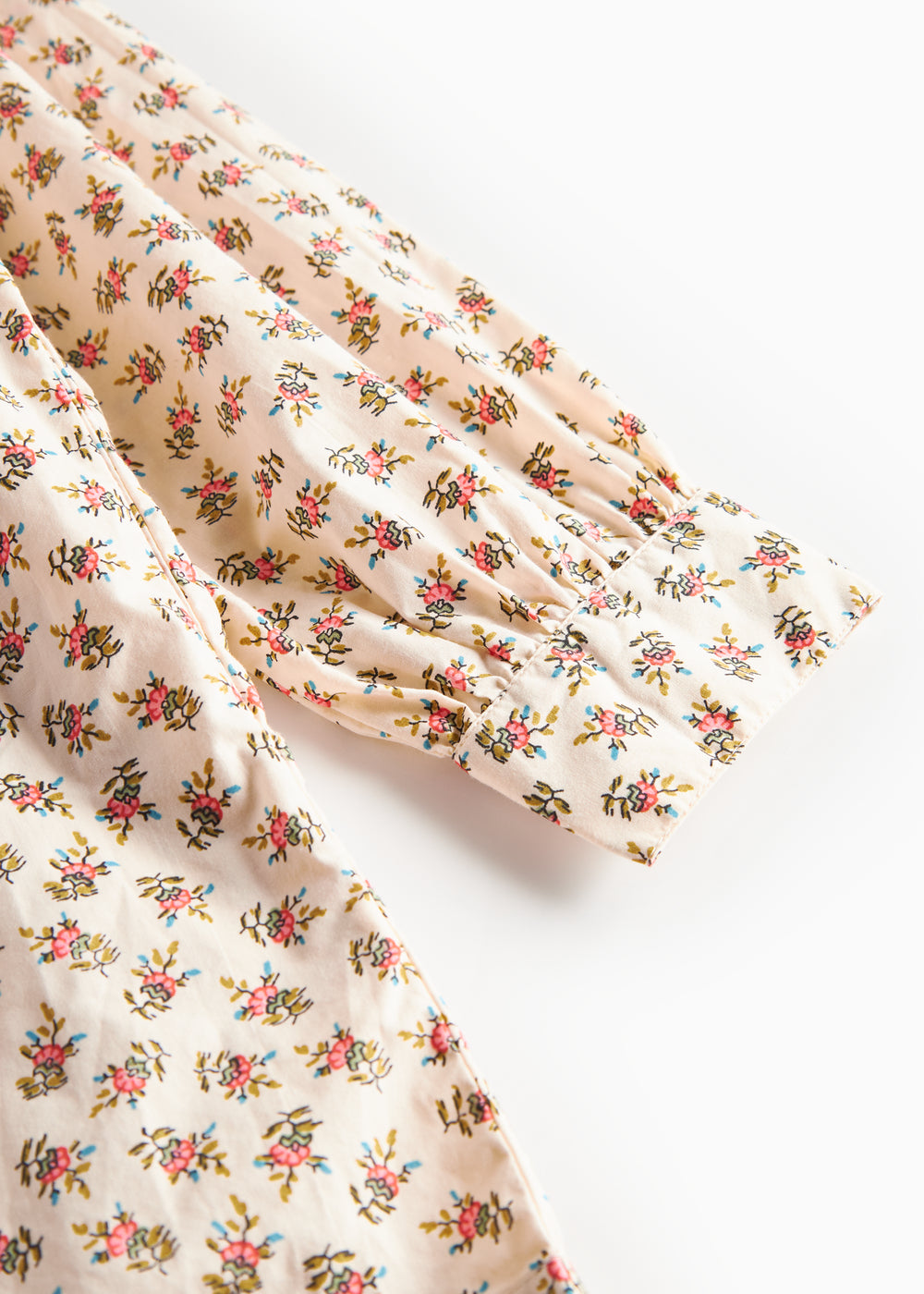 Nærbillede af blomsterprint på kjole