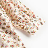 Nærbillede af blomsterprint på kjole