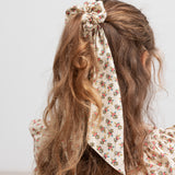 Hårelastik med blomsterprint bundet i hår