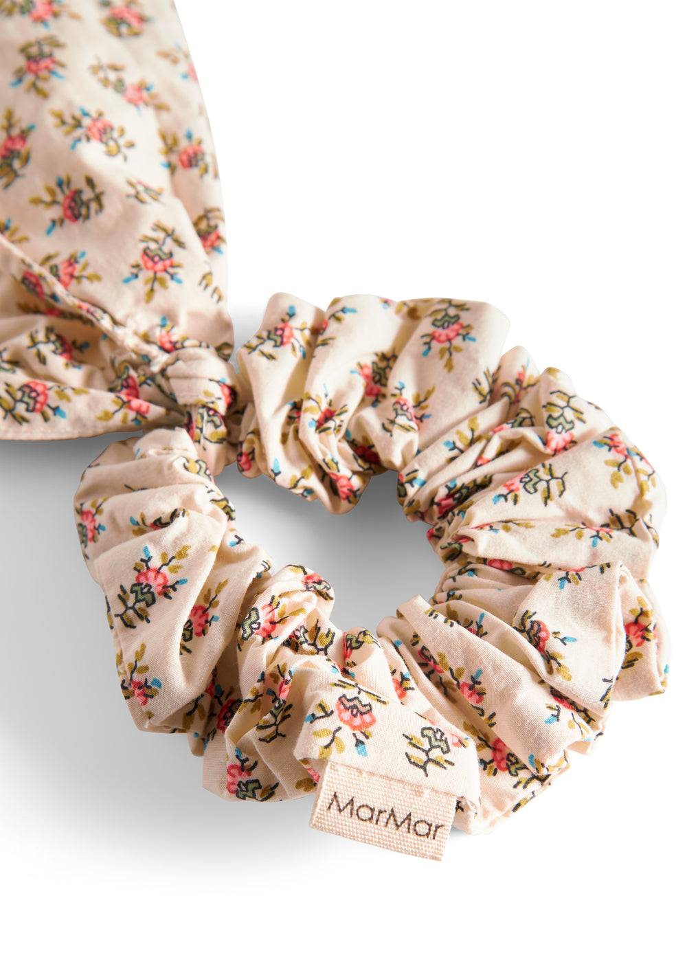 Detaljebillede af hårelastik med Marmar label