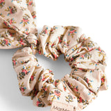 Detaljebillede af hårelastik med Marmar label