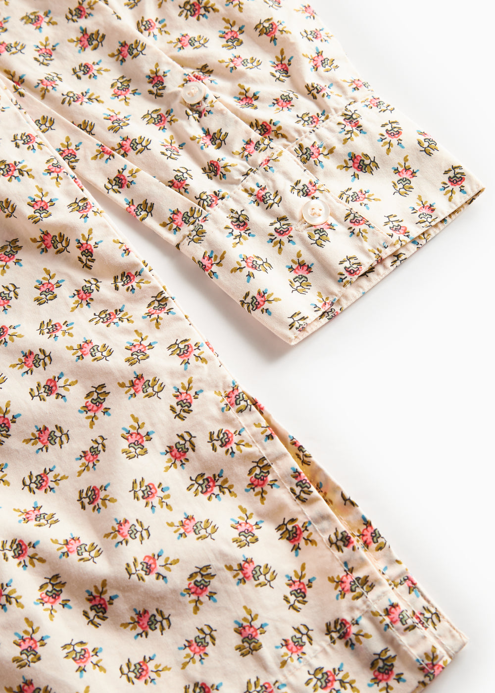 Nærbillede af blomstret skjorte med elastiske manchetter