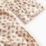 Nærbillede af blomstret skjorte med elastiske manchetter