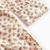 Nærbillede af blomstret skjorte med elastiske manchetter