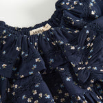 Mørkeblå blomstermønstret heldragt til baby med lange ærmer
