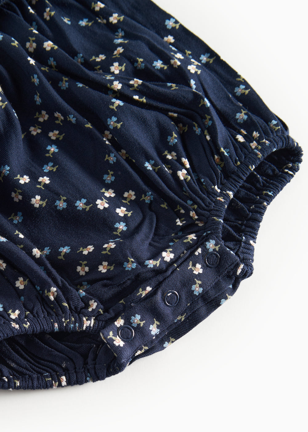 Mørkeblå blomstermønstret heldragt til baby med lange ærmer