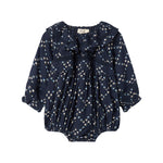 Mørkeblå blomstermønstret heldragt til baby med lange ærmer