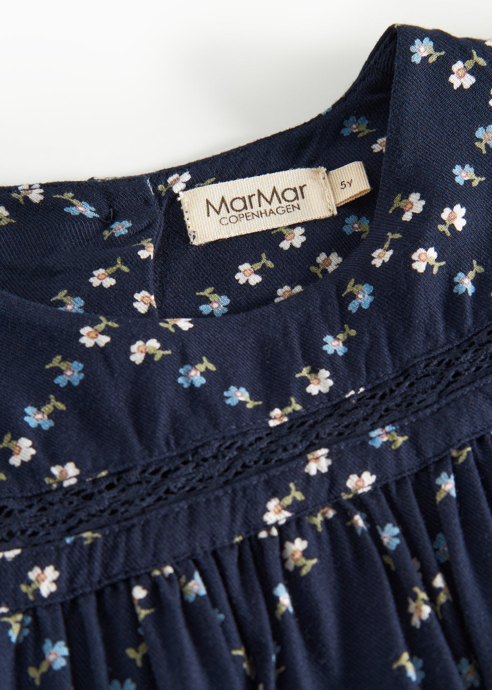 Mørkeblå bluse til børn med blomstermønster og lange ærmer