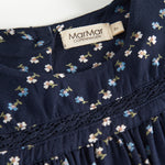 Mørkeblå bluse til børn med blomstermønster og lange ærmer