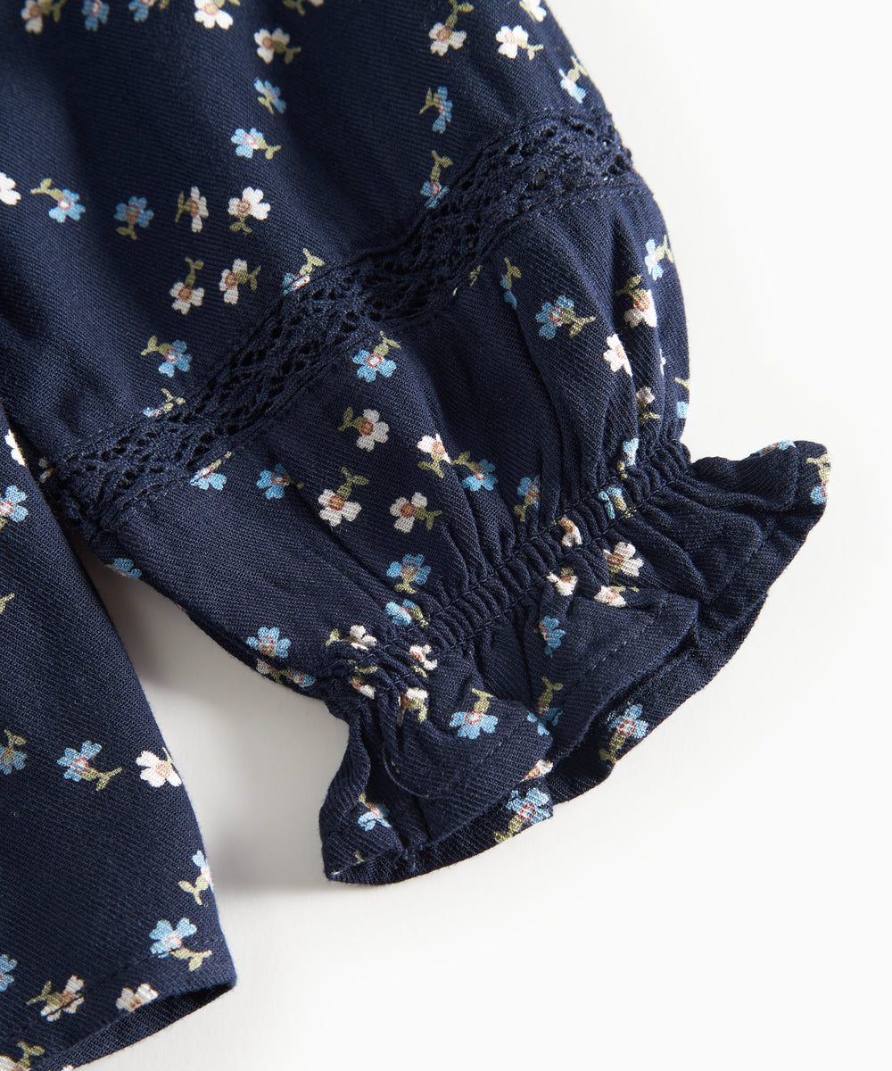 Mørkeblå bluse til børn med blomstermønster og lange ærmer