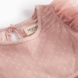 Detaljebillede af lyserød tylkjole med prikmønster og flæser ved halsen