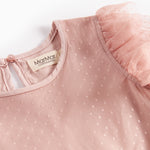 Nærbillede af rosa tylkjole med fint prikmønster og flæsekant på skuldrene