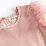 Nærbillede af rosa tylkjole med fint prikmønster og flæsekant på skuldrene