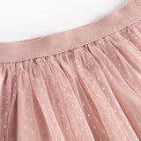 Detaljebillede af elastik i taljen på lyserød tylnederdel med prikmønster