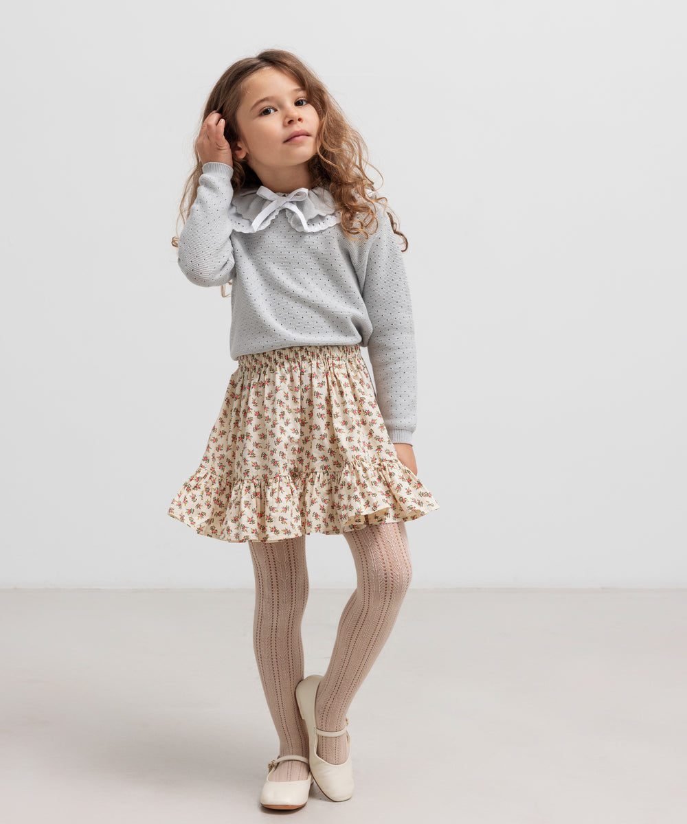 Børn i nederdel med blomstermønster og flæsekant