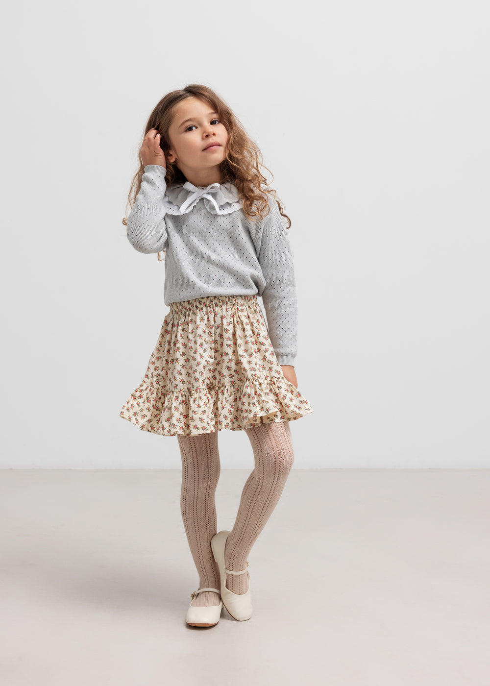 Børn i nederdel med blomstermønster og flæsekant