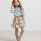 Børn i nederdel med blomstermønster og flæsekant