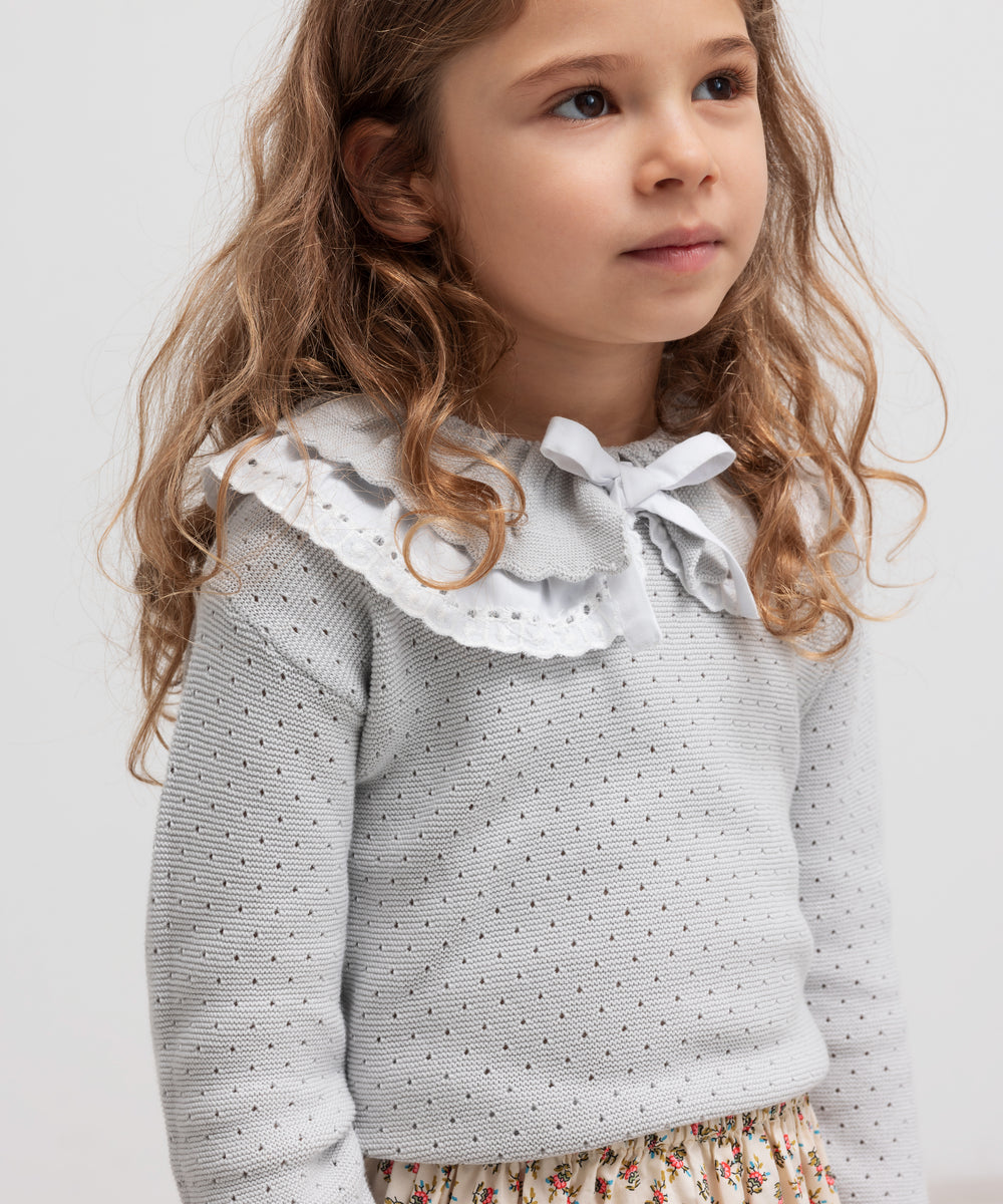 Børn i nederdel med blomstermønster og flæsekant