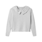 Grå strikbluse til børn med flæsekrave og hulmønster set forfra