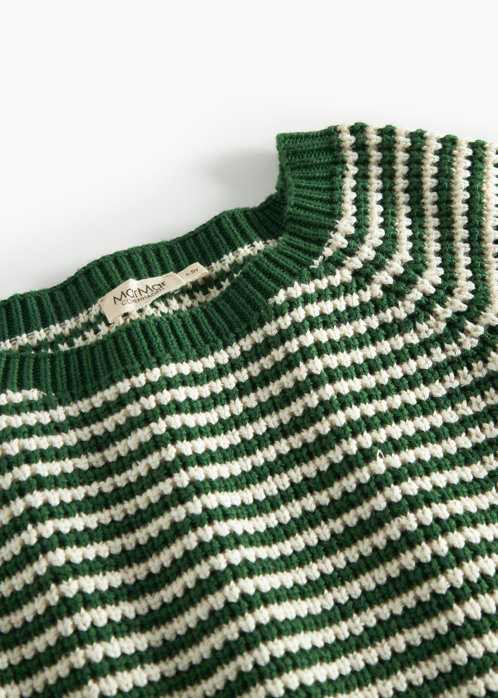 Detaljebillede af krave på grøn og hvid stribet striktrøje