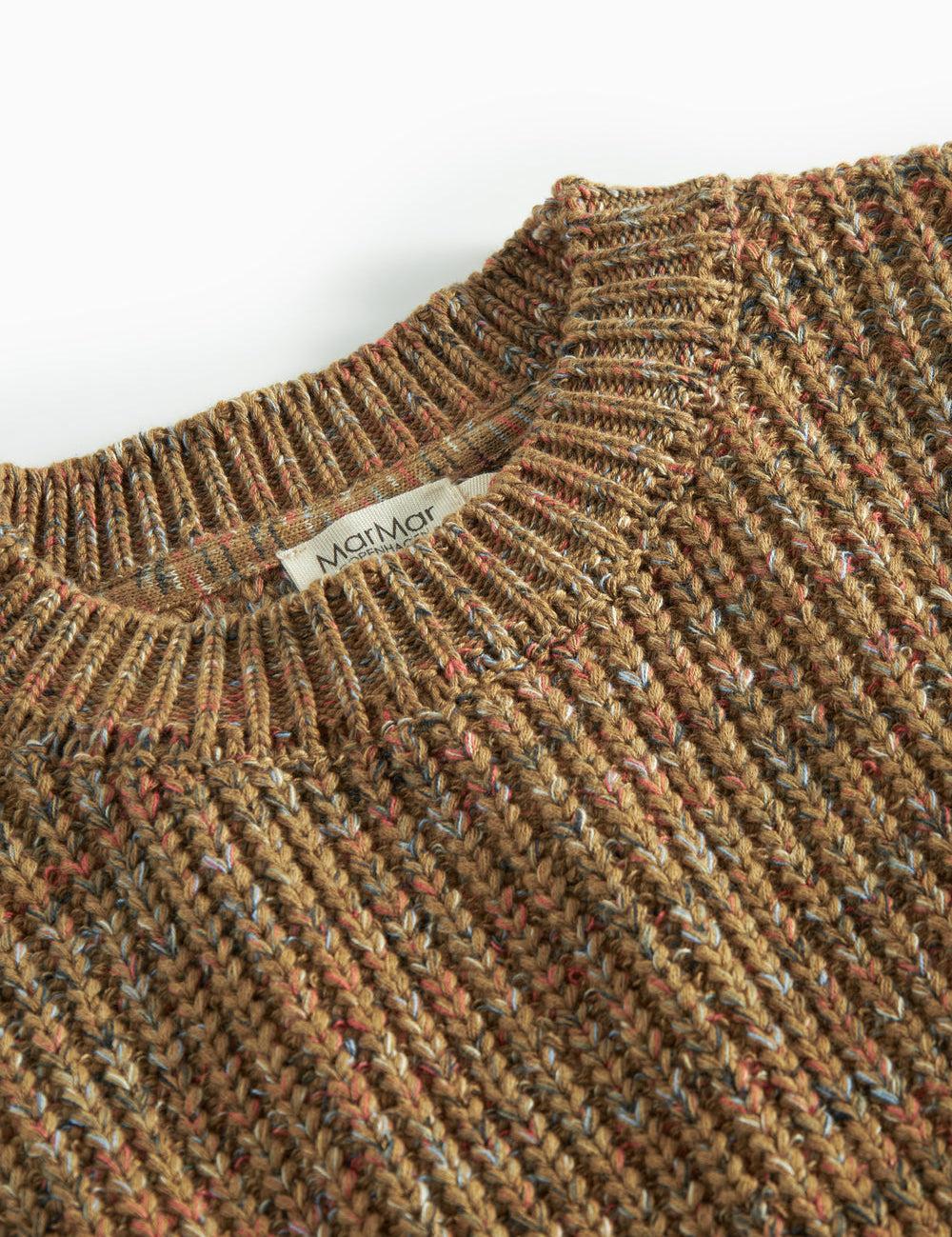 Rund halsdetalje på brunmeleret striktrøje til børn