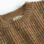 Detalje af rund hals på brunmeleret striktrøje til børn