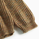 Detalje af ribstrikket ærmekant på brunmeleret striktrøje til kvinder