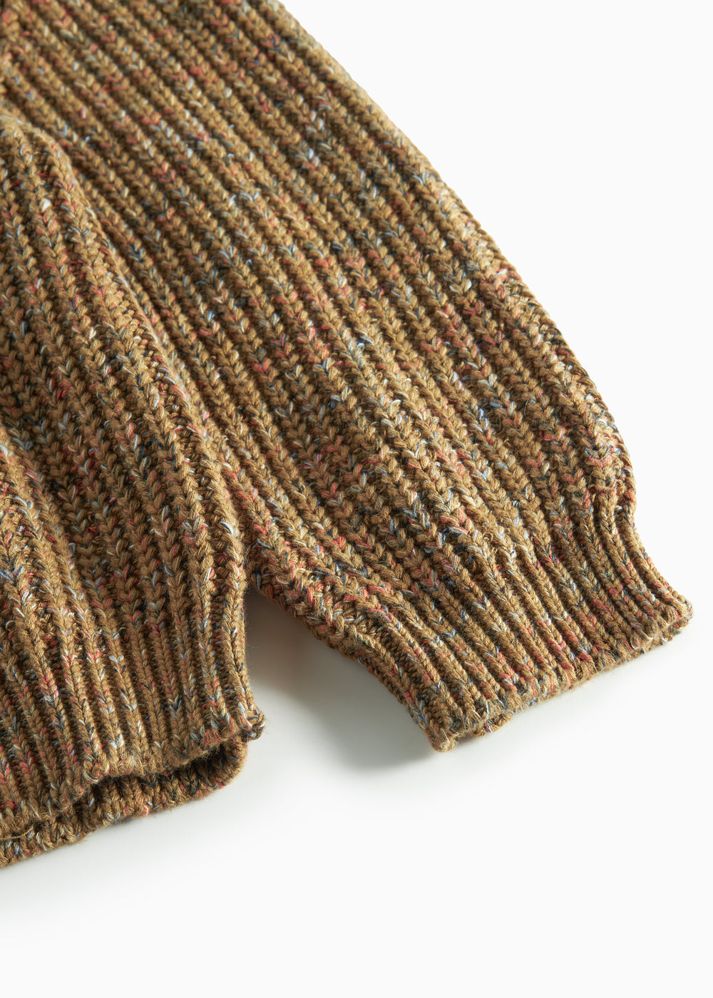Detalje af ribstrikket ærmekant på brunmeleret striktrøje til børn