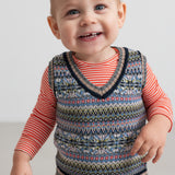 Baby iført rød og hvid stribet body under mønstret strikvest