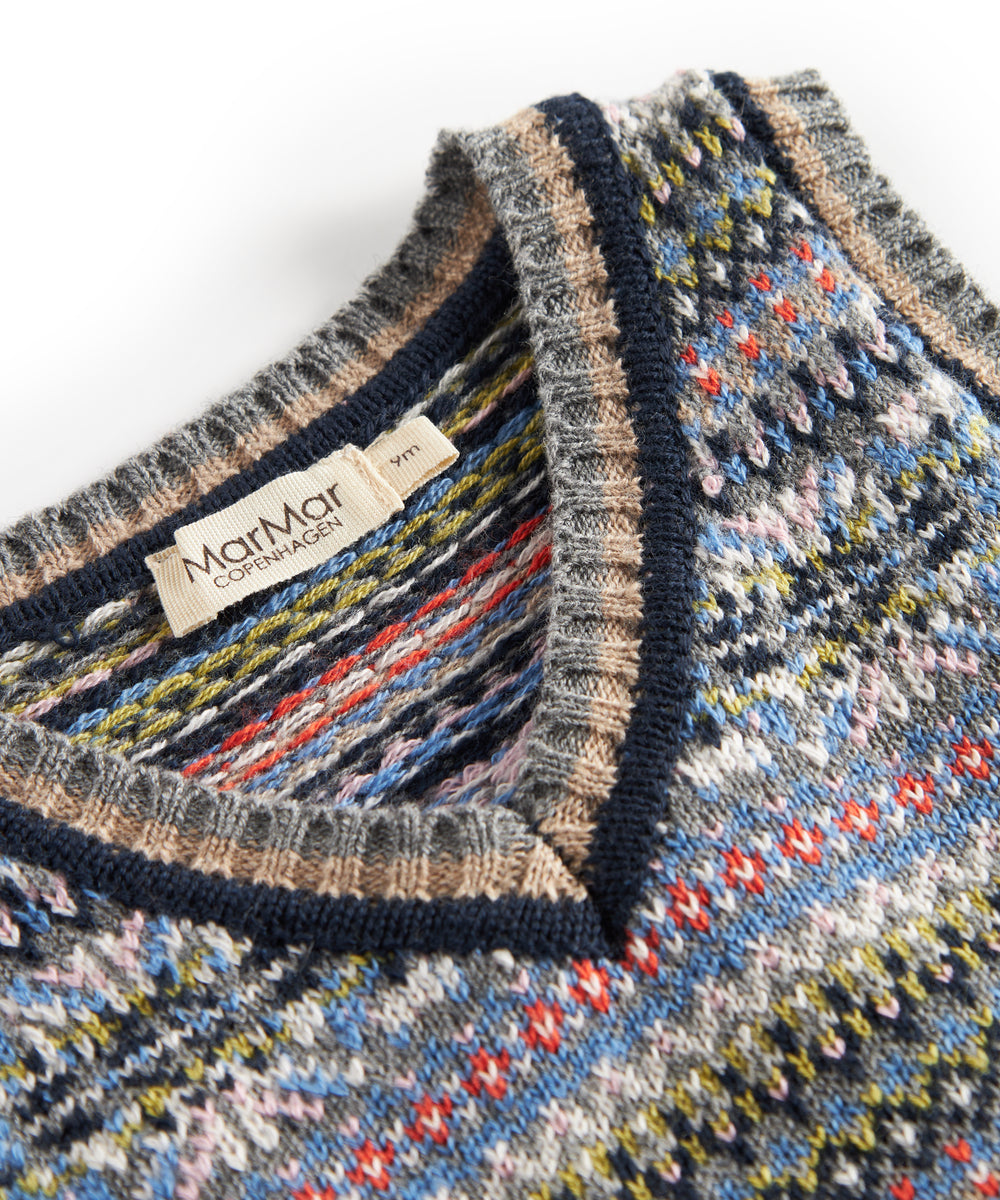 Strikket babyvest med farverigt mønster og V-hals