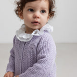 Børn iført lilla strikcardigan med hulmønster og flæsekravebluse