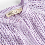Lilla strikcardigan til børn med knapper og hulmønster