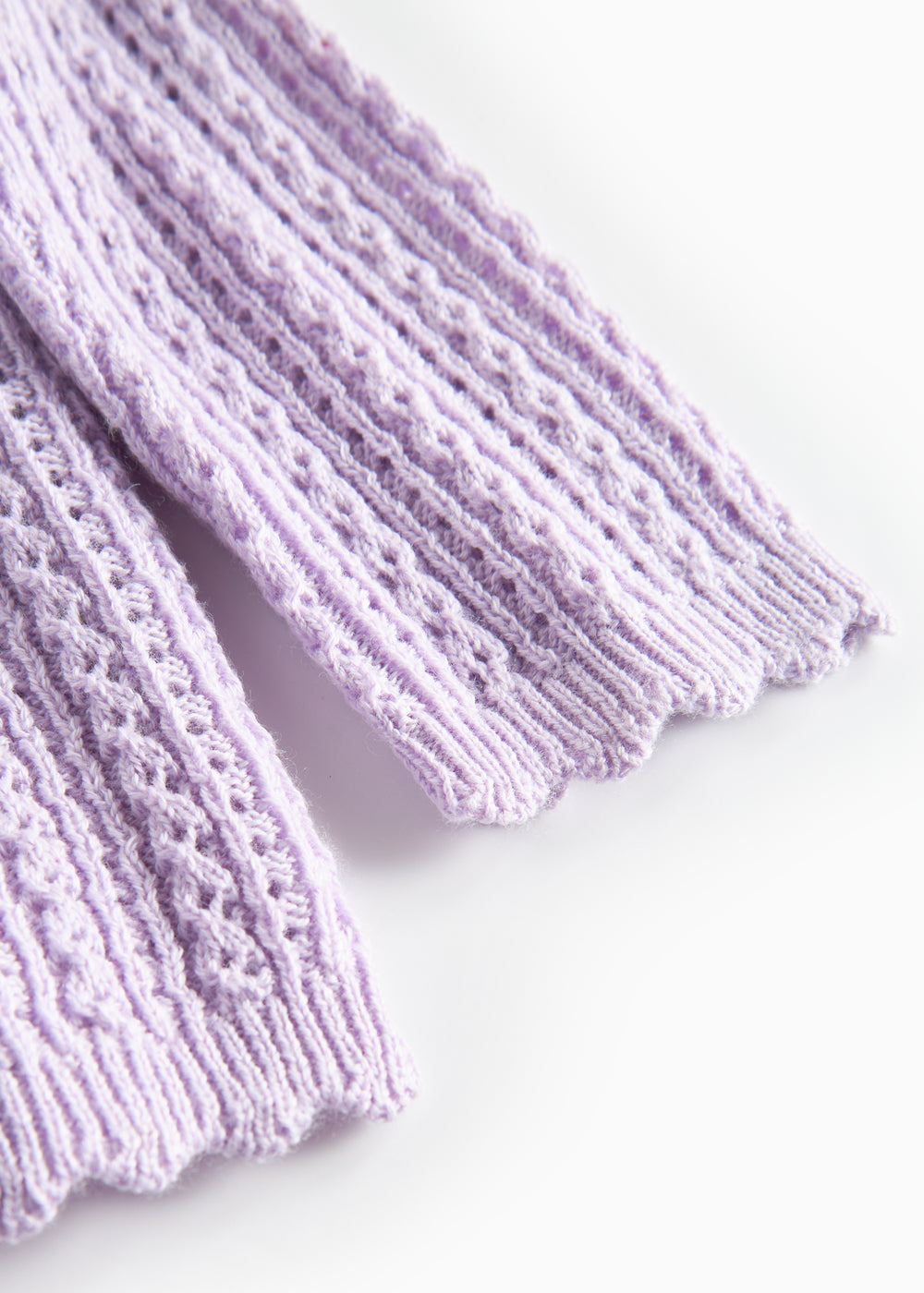 Lilla strikcardigan til børn med knapper og hulmønster