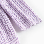 Lilla strikcardigan til børn med knapper og hulmønster