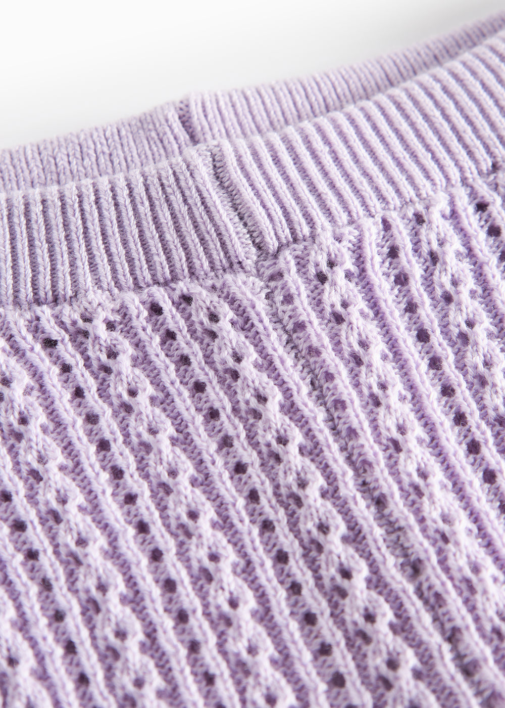 Strikkede lilla leggings til baby i blødt bomuld