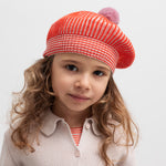 Børn iført beige cardigan med krave, stylet med rød strikhue