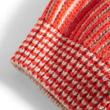 Rød og hvid strikket beret med lyserød kvast