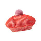 Rød og hvid strikket beret med lyserød kvast