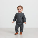 Baby iført mørkegrå strikket sweater og bukser