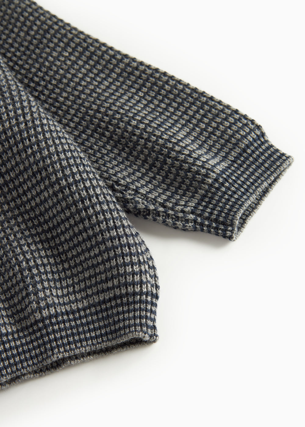 Mørkegrå strikket babypullover med rund hals