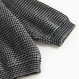 Mørkegrå strikket babypullover med rund hals