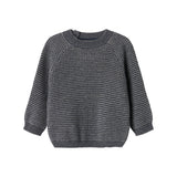 Mørkegrå strikket babypullover med rund hals